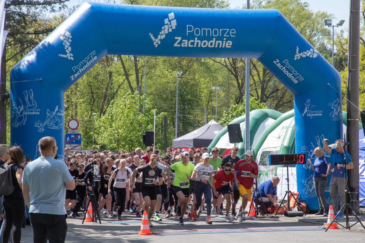 Start maratonu Zdjęcie przedstawiajace uczestników maratonu na linii startowej pod szyldem Pomorza Zachodniego